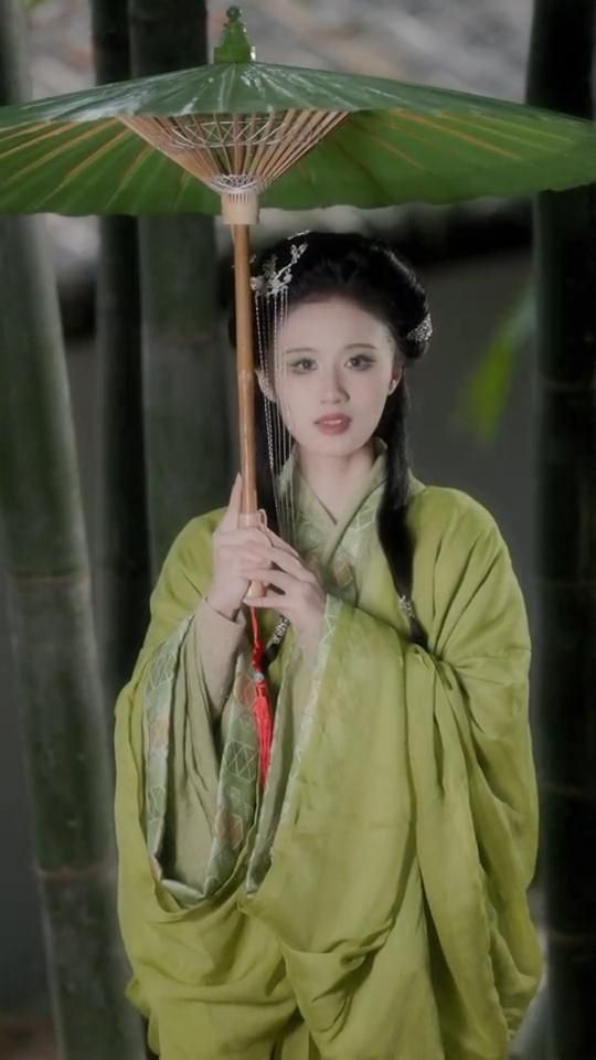 The Charm of Golden Silk Cheongsam Skirt:A Medium-Length Version with a Flavor of Tradition The Charm of Golden Silk Cheongsam Skirt:A Medium-Length Version with a Flavor of Tradition
