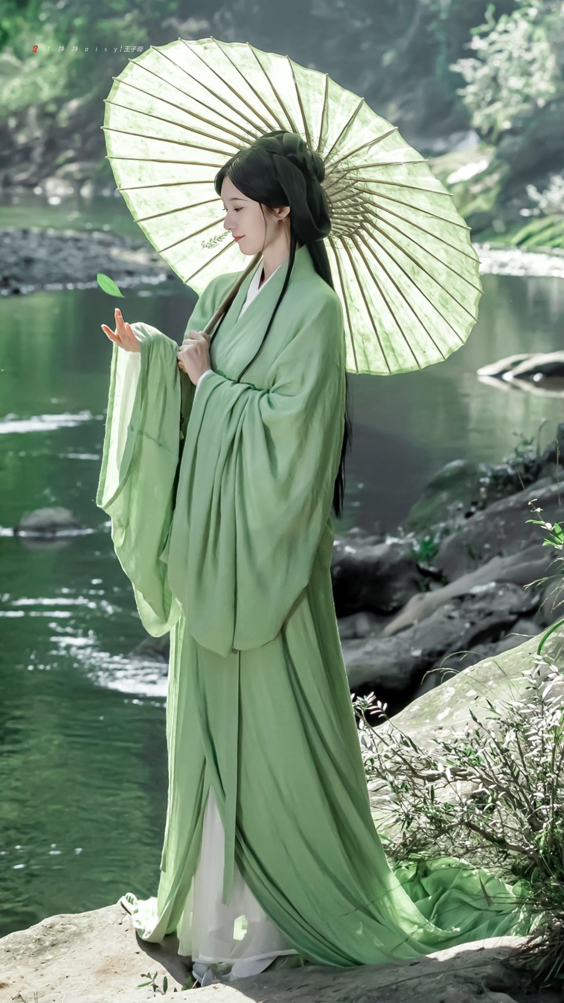 The White Horseface Skirt and its Elegant Charm The White Horseface Skirt and its Elegant Charm
