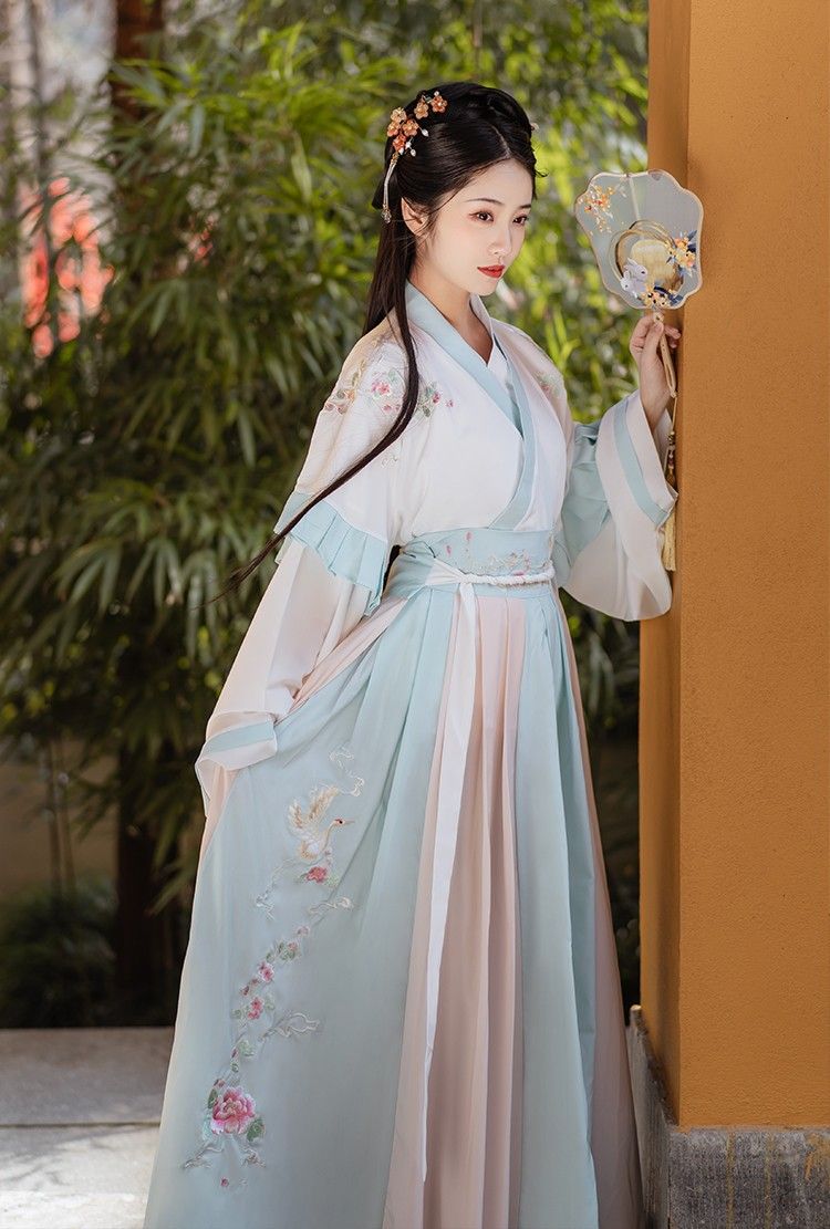 Shanghais Little Girls in Qipao:Embracing Traditional Elegance Shanghais Little Girls in Qipao:Embracing Traditional Elegance