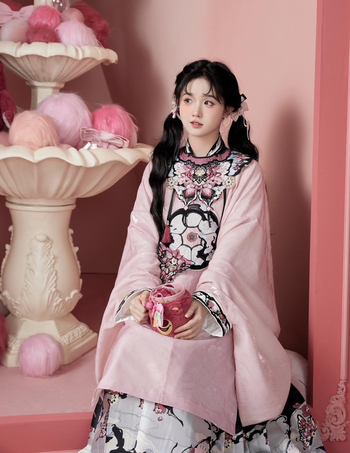 Zhan Feiers Cheongsam Elegance:A Glimpse into Traditional Chinese Beauty Zhan Feiers Cheongsam Elegance:A Glimpse into Traditional Chinese Beauty