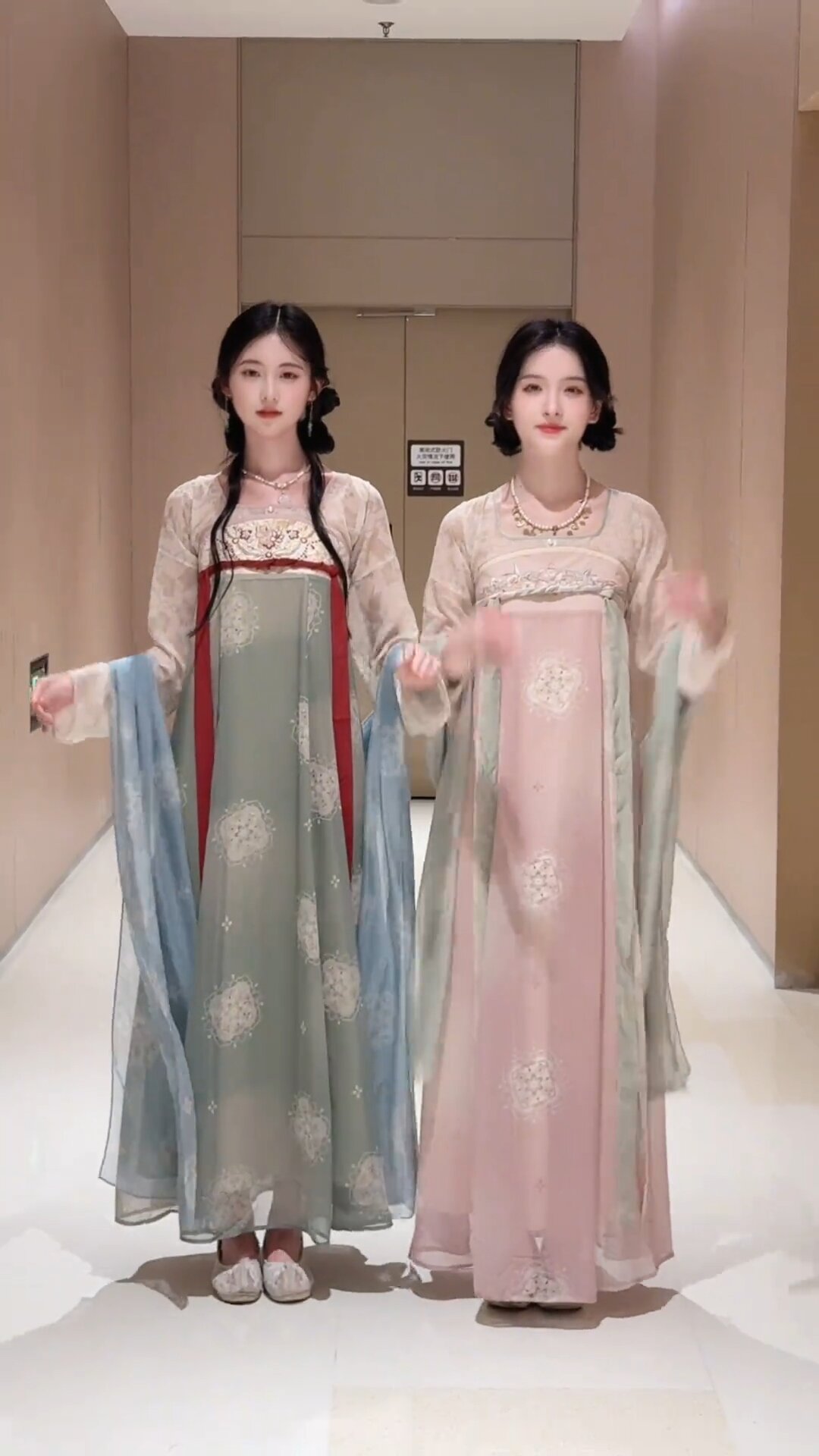 Baby Hanfu Shoes in Vibrant Red:A Glimpse into Traditional Elegance for Little Ones Baby Hanfu Shoes in Vibrant Red:A Glimpse into Traditional Elegance for Little Ones