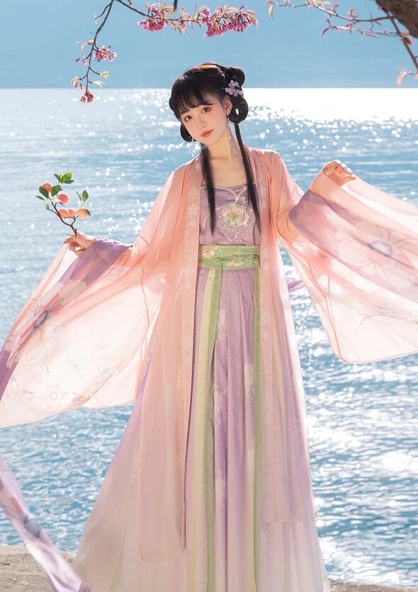 Generals Daughter:The Cultural Fusion of Hanfu and Military in a Childs Journey Generals Daughter:The Cultural Fusion of Hanfu and Military in a Childs Journey