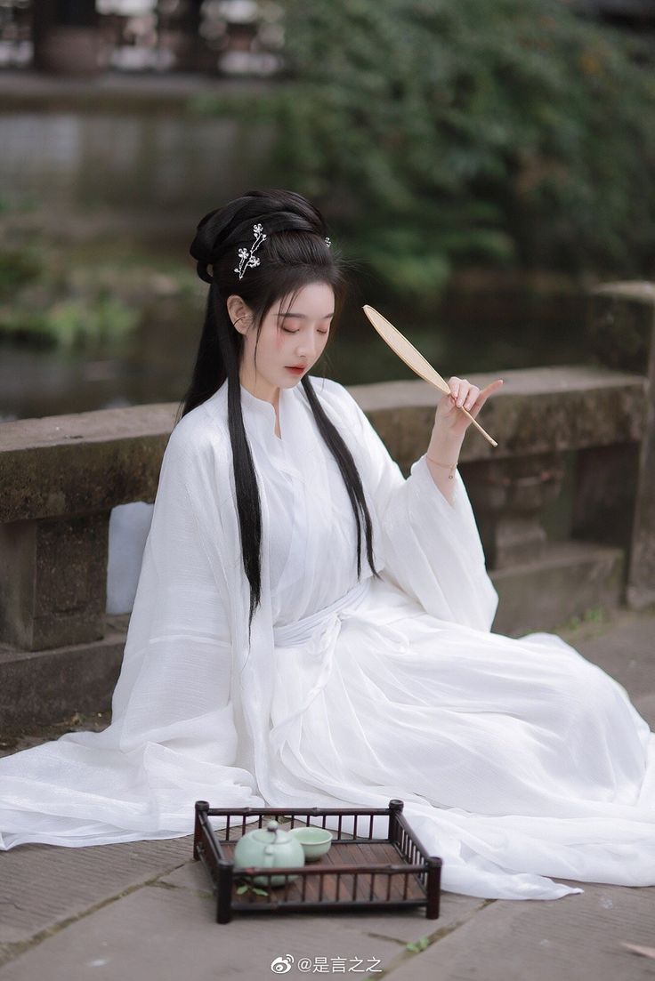 Dreaming in Hanfu:A Journey Through Time in the Traditional Chinese Attire Dreaming in Hanfu:A Journey Through Time in the Traditional Chinese Attire