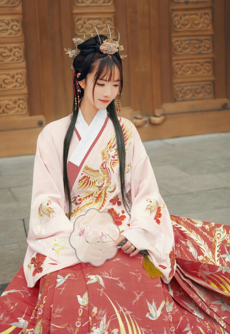 Gorgeous Gorges in Qiu Dong:A Closer Look at Traditional Chinese Costumes Gorgeous Gorges in Qiu Dong:A Closer Look at Traditional Chinese Costumes
