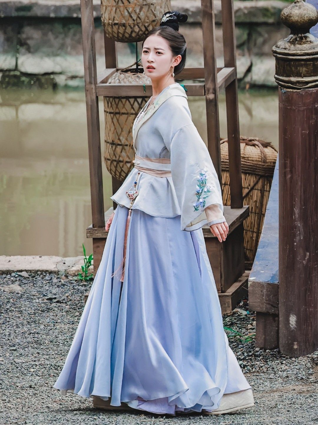 Modernizing the Low-Cut Cheongsam:A Fashion Evolution Modernizing the Low-Cut Cheongsam:A Fashion Evolution