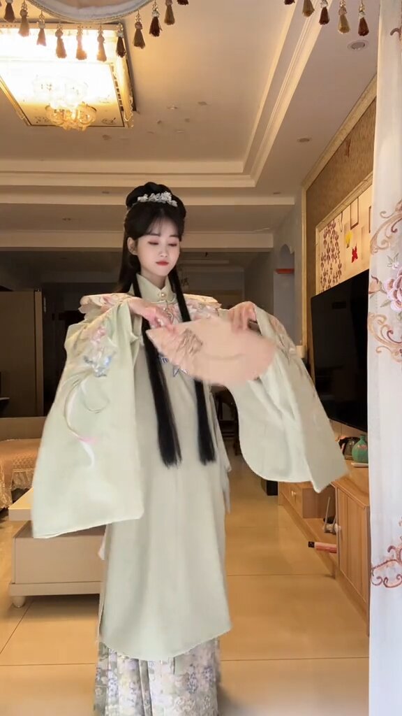 A Little Girls Journey into Traditional Chinese Dress:The Charm of Hanfu Skirt at Age 8 A Little Girls Journey into Traditional Chinese Dress:The Charm of Hanfu Skirt at Age 8