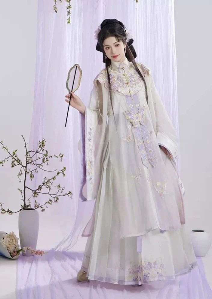Embracing Elegance:The Allure of a Necklace-Adorned Womans Cheongsam Embracing Elegance:The Allure of a Necklace-Adorned Womans Cheongsam