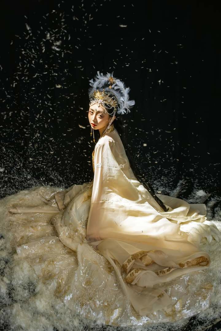 Autumn Mellow Memories:The Revival of Hanfu,the Traditional Chinese Clothing Autumn Mellow Memories:The Revival of Hanfu,the Traditional Chinese Clothing