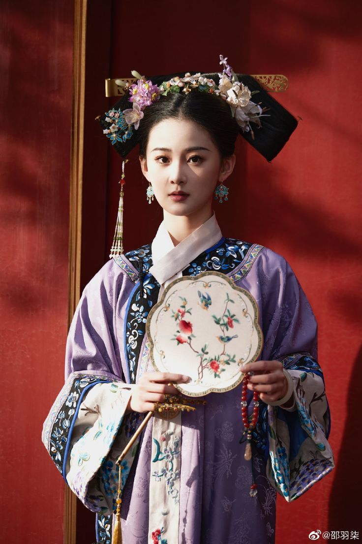 Embracing Modernity in Red:The Evolution of Chinese Cheongsam for the Youth Generation Embracing Modernity in Red:The Evolution of Chinese Cheongsam for the Youth Generation