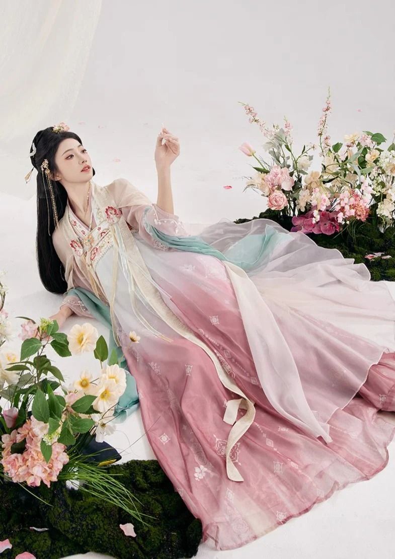 Hanfu Style:Integration of Hair and Wig for Traditional Tang-Style Coiffure Hanfu Style:Integration of Hair and Wig for Traditional Tang-Style Coiffure