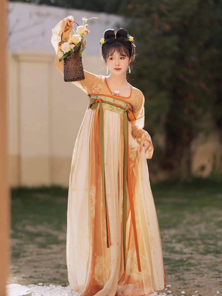 Summer Cheongsam and Shoe Pairing in the Republic of China Era Summer Cheongsam and Shoe Pairing in the Republic of China Era