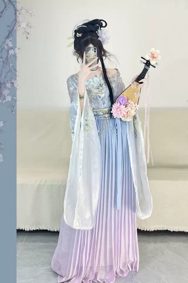 The Elegance of a Black Qipao with a Horseface Skirt The Elegance of a Black Qipao with a Horseface Skirt