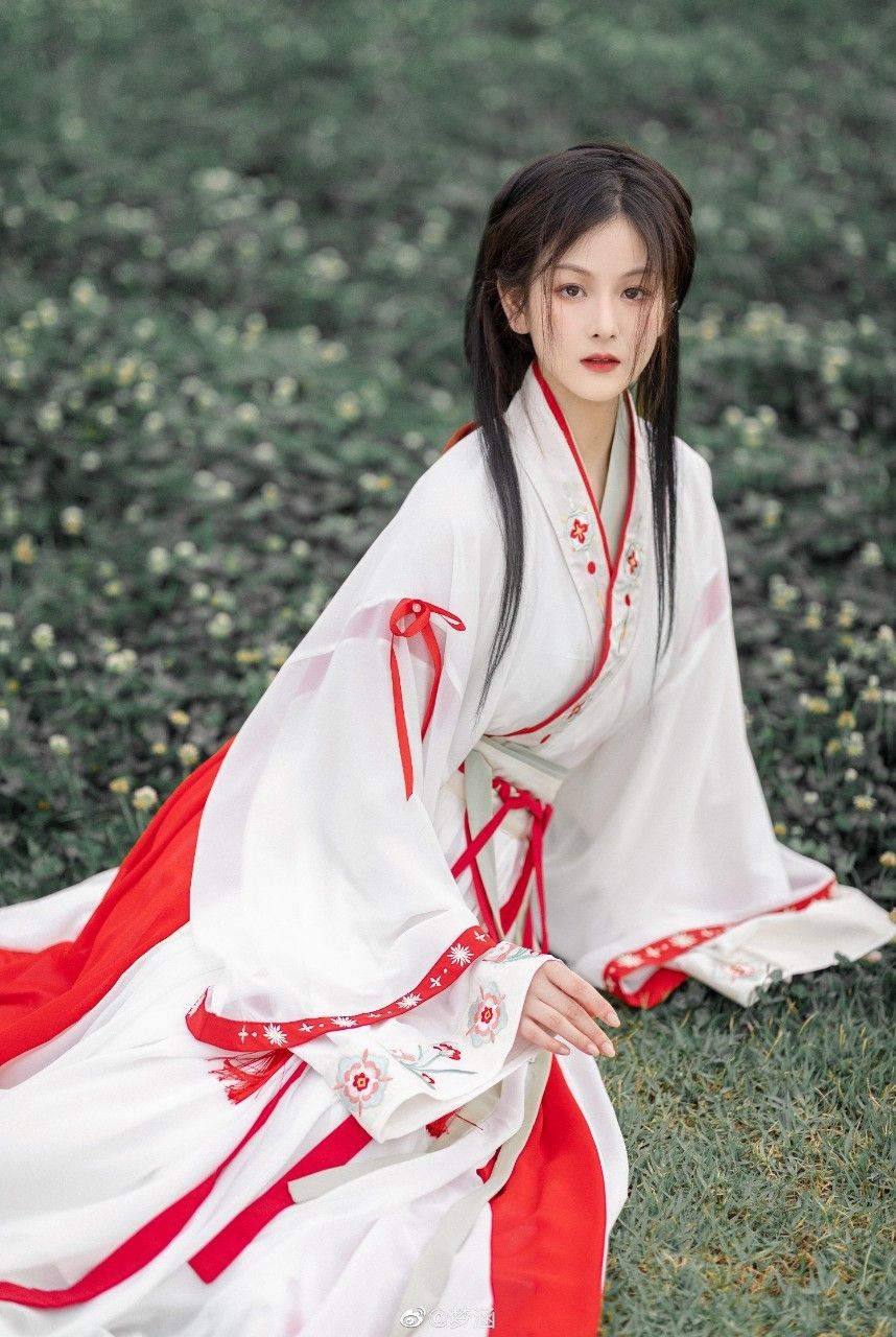 Charming in Miniature:The Allure of Qipao for the Petite Figure Charming in Miniature:The Allure of Qipao for the Petite Figure