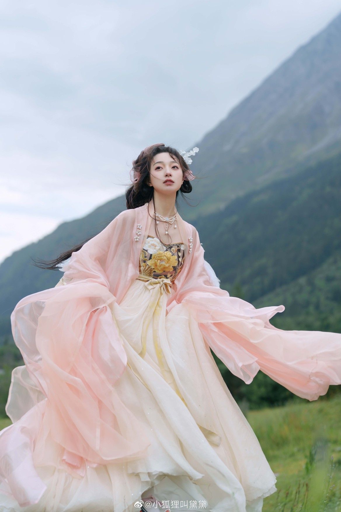 The Rise of Hanfu Fashion for Tween Girls:Embracing the Traditional in the Age of 12-15 The Rise of Hanfu Fashion for Tween Girls:Embracing the Traditional in the Age of 12-15