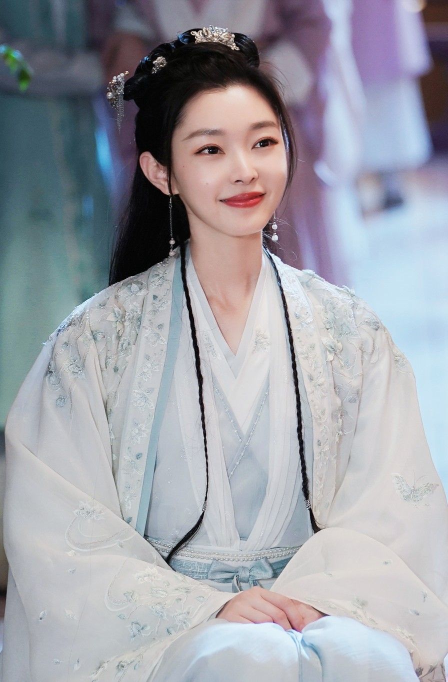 The Rise of Sleeveless Cheongsam with Low Collar:A Fashion Evolution The Rise of Sleeveless Cheongsam with Low Collar:A Fashion Evolution