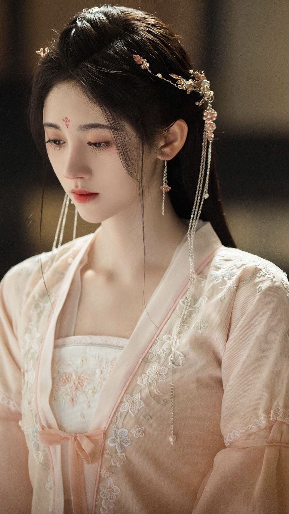 Reinventing the Cheongsam:The Modern Long-Style Qipao for Female Students Reinventing the Cheongsam:The Modern Long-Style Qipao for Female Students