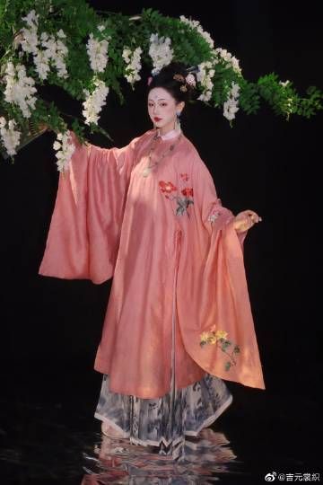 Hangzhou Silk Cheongsam with Ice Silk Fabric A Blend of Tradition and Modern Elegance