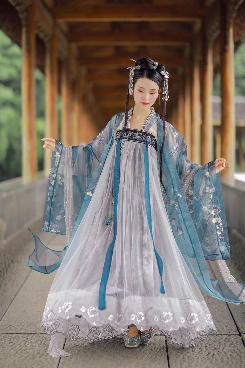 Blooming Hanfu:The Rise of Plus-Size Traditional Chinese Fashion with Biyander Flower Blooming Hanfu:The Rise of Plus-Size Traditional Chinese Fashion with Biyander Flower