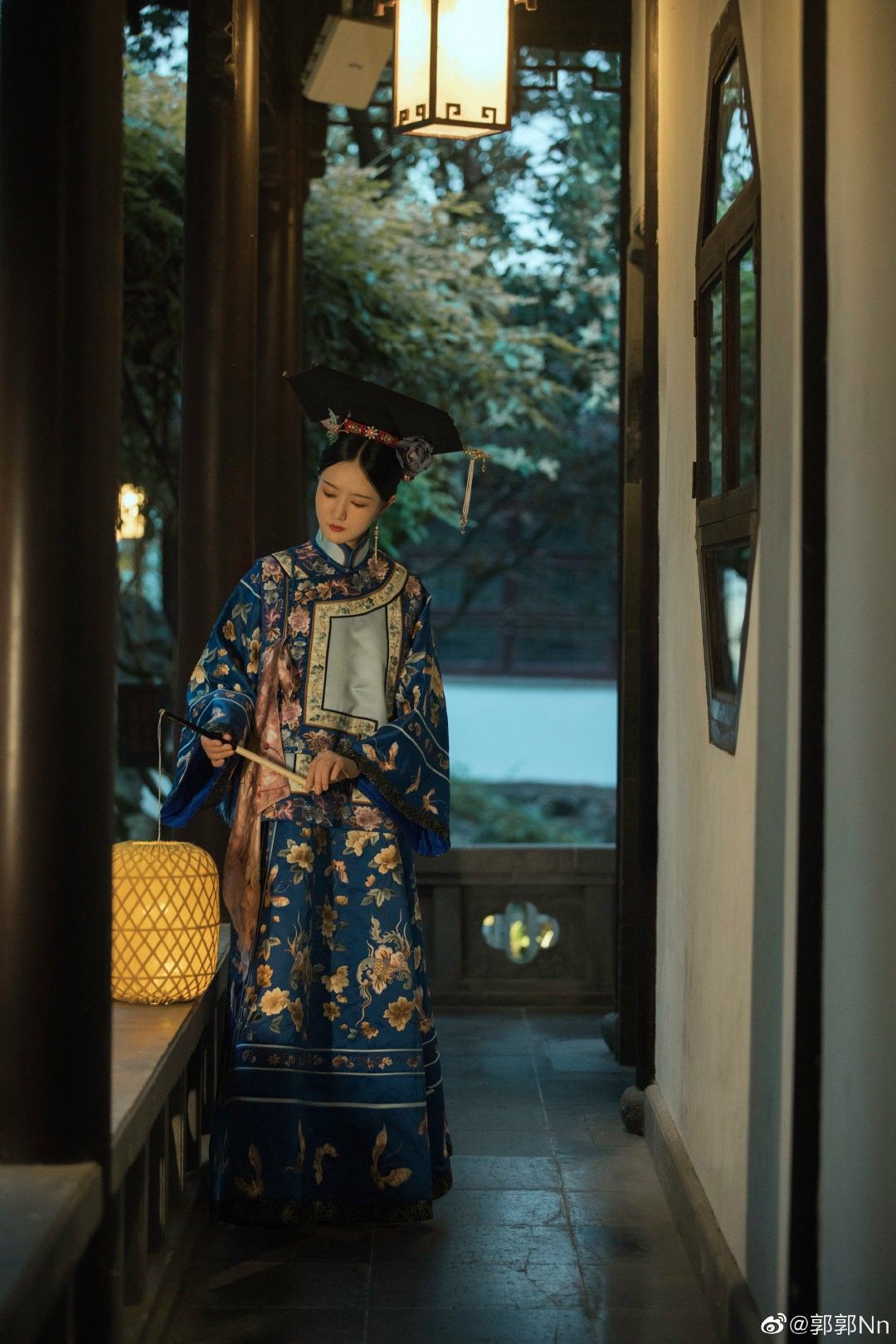 Embracing the Cheongsam:The Youthful Woman in Traditional Elegance Embracing the Cheongsam:The Youthful Woman in Traditional Elegance