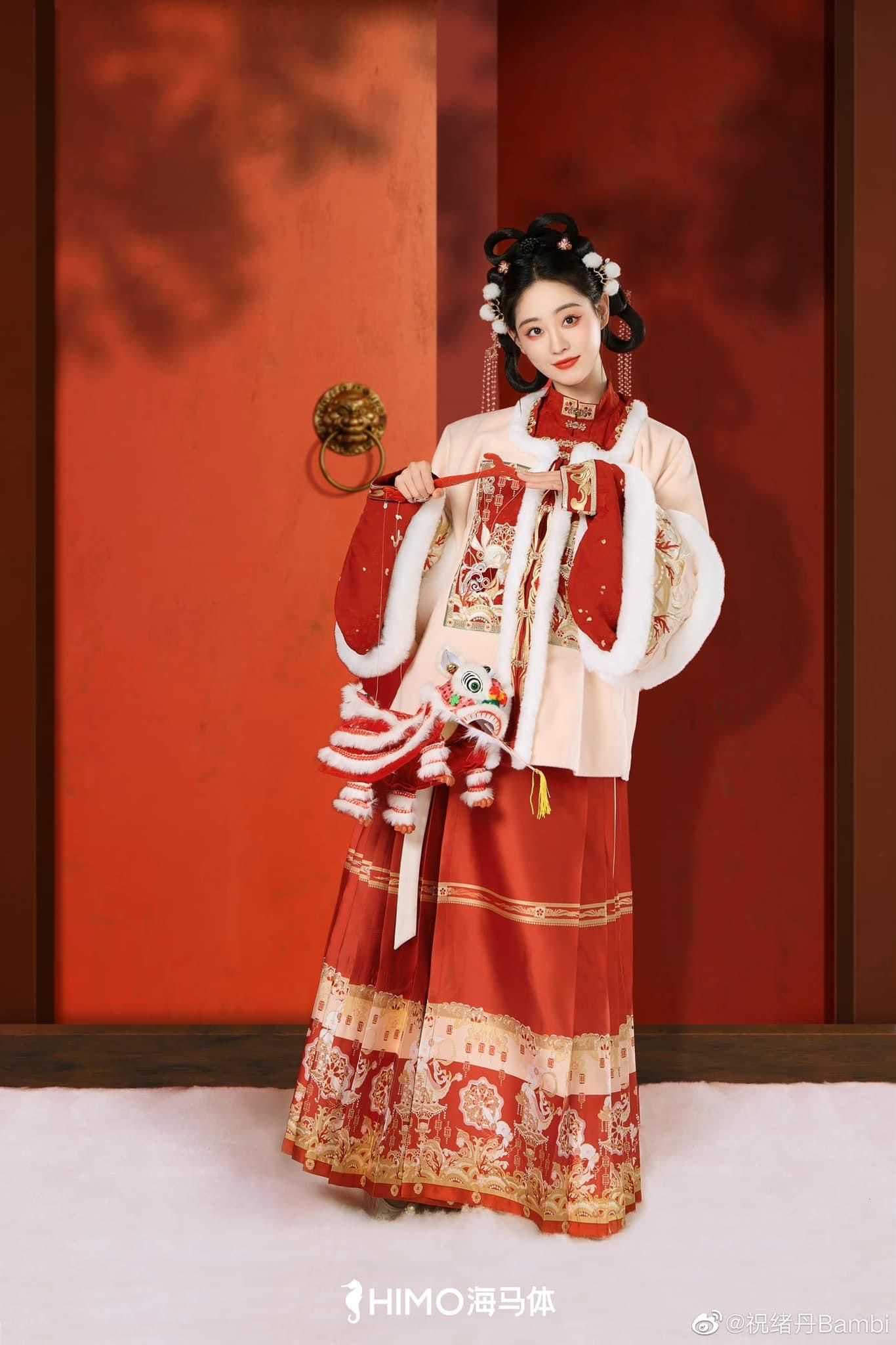A Delicate Mamen-Style Skirt Adorned with a Pink Necklace A Delicate Mamen-Style Skirt Adorned with a Pink Necklace