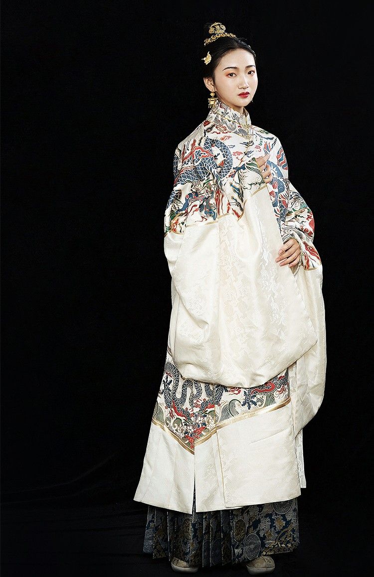 White and Green Horseface Skirt:A Blend of Traditional Elegance and Modern Charm White and Green Horseface Skirt:A Blend of Traditional Elegance and Modern Charm
