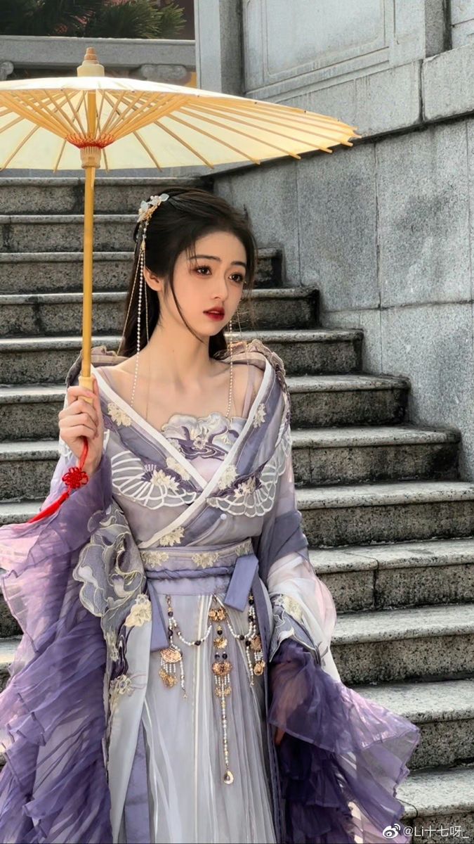 The Summer Fashion of a Girl in Chinese Traditional Clothing:The Horseface Skirt Hanfu