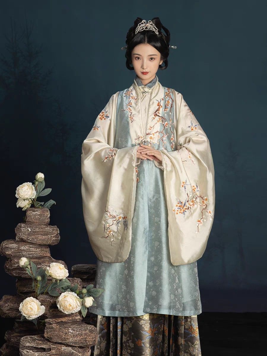 Reinventing the Cheongsam:A Modern High-End Version for Young Girls Reinventing the Cheongsam:A Modern High-End Version for Young Girls