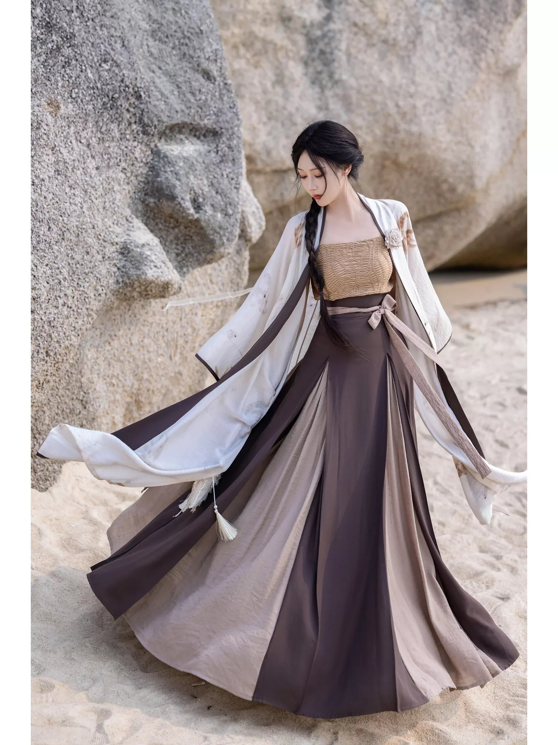 Dance Qipao:The Evolution of Traditional Performance Costumes Dance Qipao:The Evolution of Traditional Performance Costumes