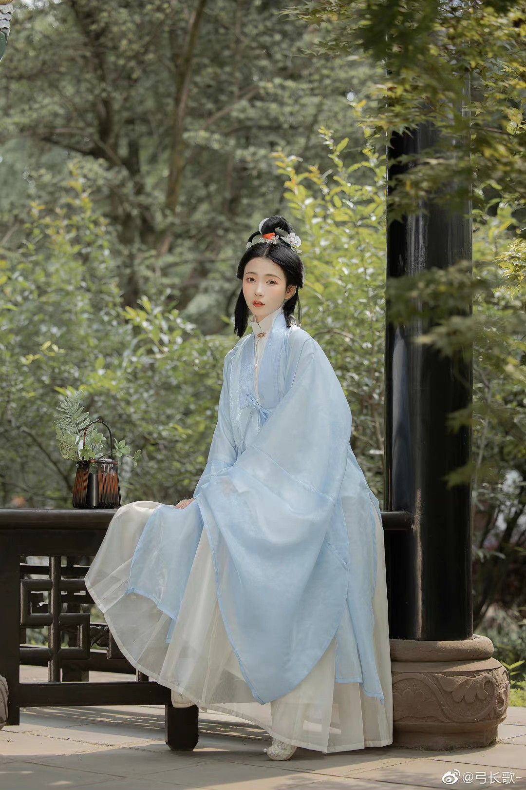 Vintage-Style Girls Hanfu Fashion in the Republic of China Era Vintage-Style Girls Hanfu Fashion in the Republic of China Era
