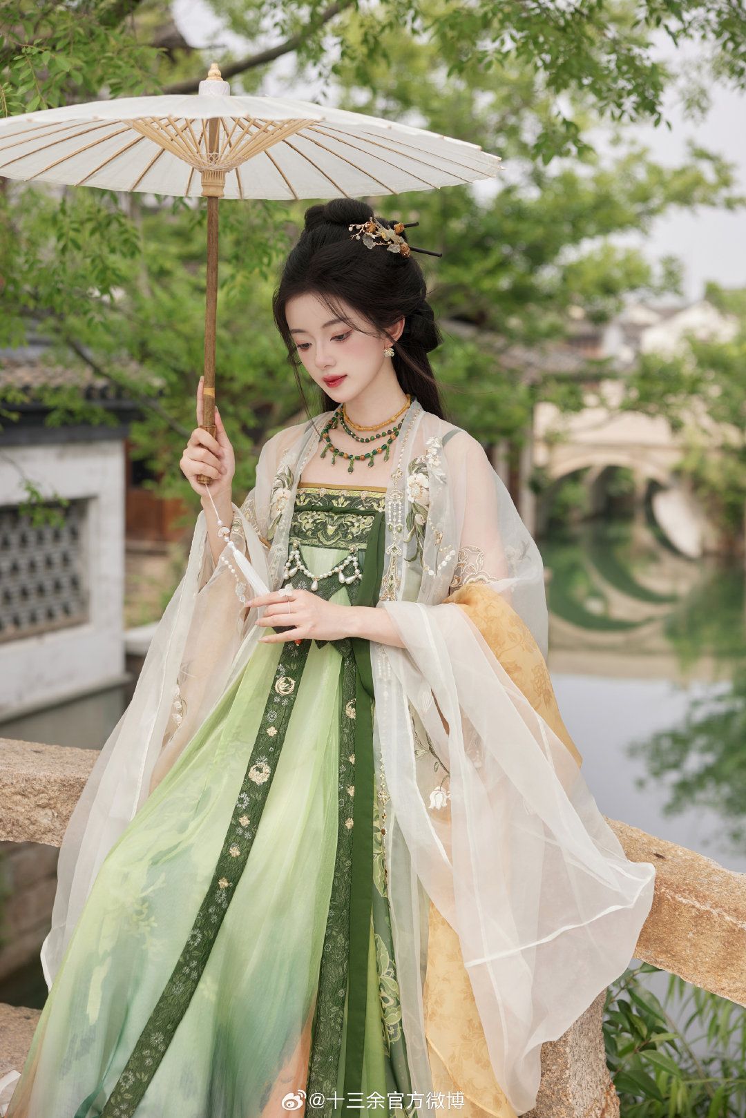 Reinventing the Cheongsam:Young Girls Embrace Modernized Traditional Beauty Reinventing the Cheongsam:Young Girls Embrace Modernized Traditional Beauty