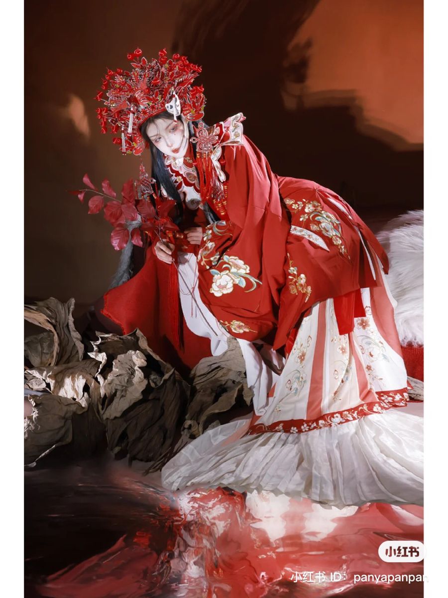 Elegant Embroidery in Traditional Horseface Skirt:A Journey into High-End Fashion Customization Elegant Embroidery in Traditional Horseface Skirt:A Journey into High-End Fashion Customization