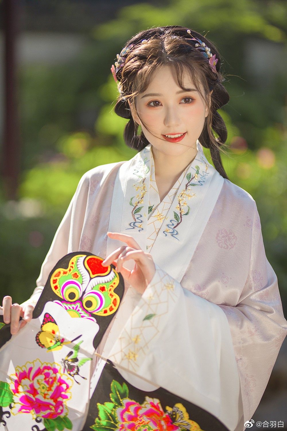 Embracing a New Era of Loose Cheongsam:The Rise of Collar-Free Elegance Embracing a New Era of Loose Cheongsam:The Rise of Collar-Free Elegance