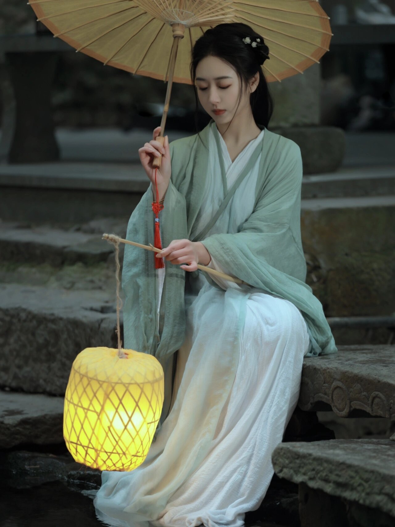 Umbrella Props in Hanfu Fashion:A Cultural Exploration Umbrella Props in Hanfu Fashion:A Cultural Exploration