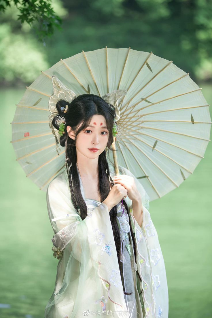 Traditional Tang Suit with a Modern Twist:Pairing a Horseface Skirt with an Elegant Top Traditional Tang Suit with a Modern Twist:Pairing a Horseface Skirt with an Elegant Top