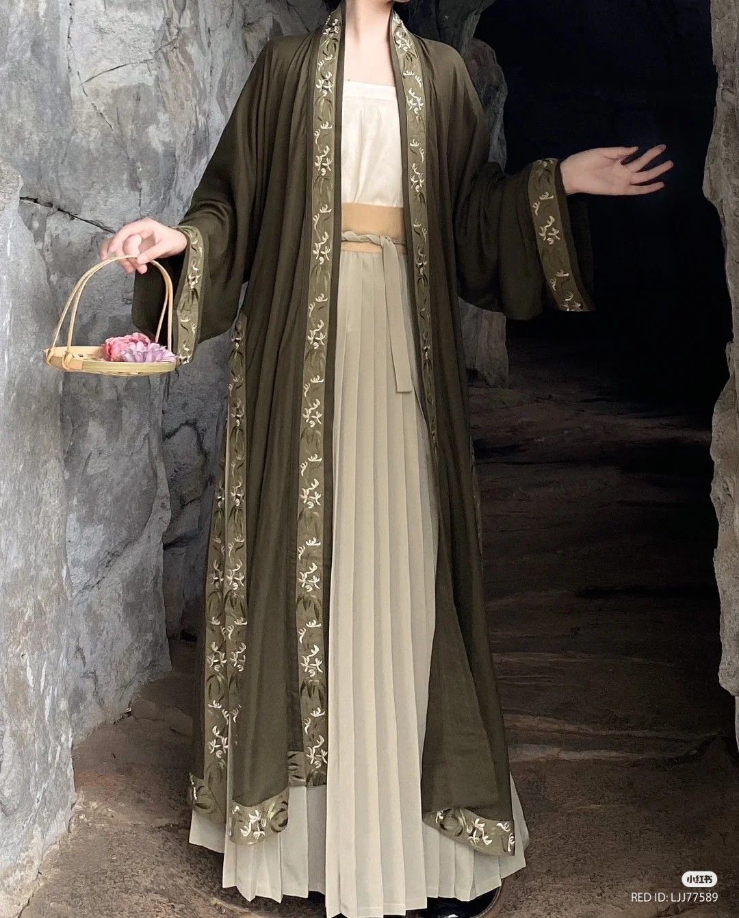The Allure of Green Ballad and Traditional Hanfu Fashion The Allure of Green Ballad and Traditional Hanfu Fashion