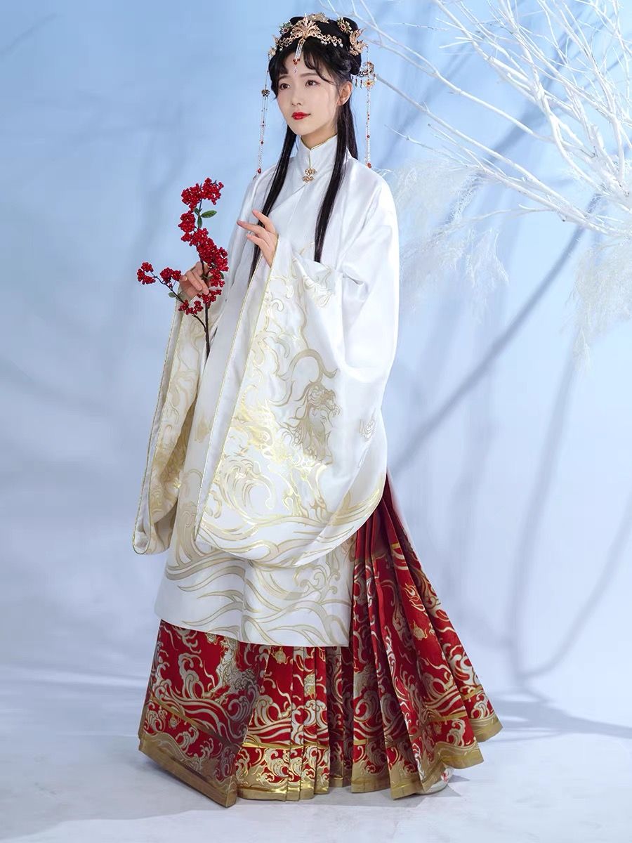 Little Girl in Traditional Chinese Fashion:White Sneakers and Hanfu 汉服) Little Girl in Traditional Chinese Fashion:White Sneakers and Hanfu 汉服)