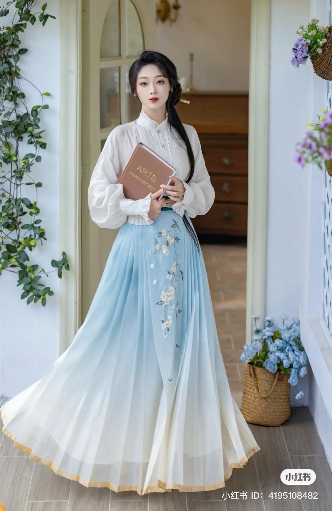 Children in Hanfu Costumes Celebrate the Year of the Dragon in Winter New Years Visit Children in Hanfu Costumes Celebrate the Year of the Dragon in Winter New Years Visit