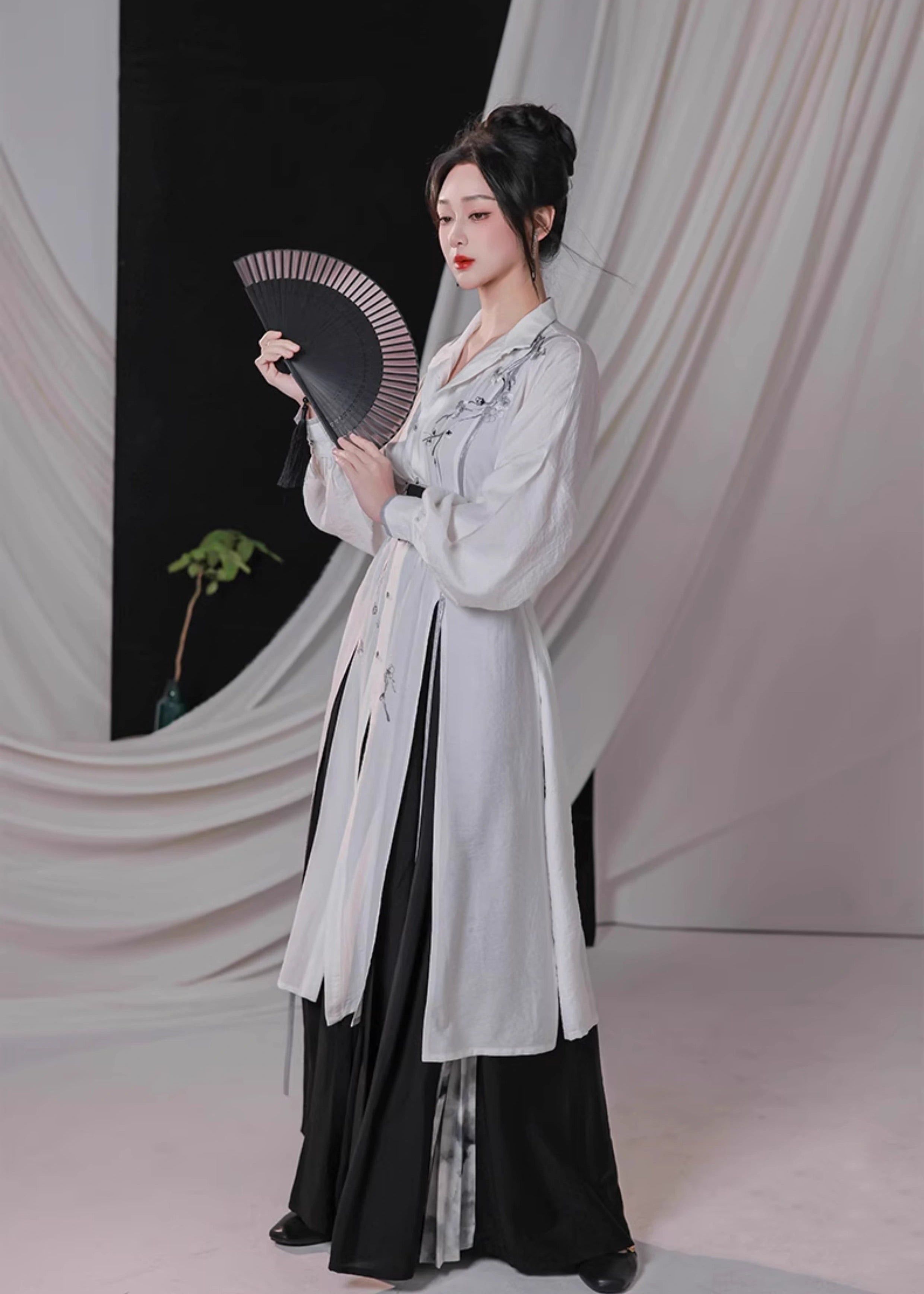 Enhanced Traditional Chinese-Style Hanfu:A Blend of Antiquity and Modernity Enhanced Traditional Chinese-Style Hanfu:A Blend of Antiquity and Modernity