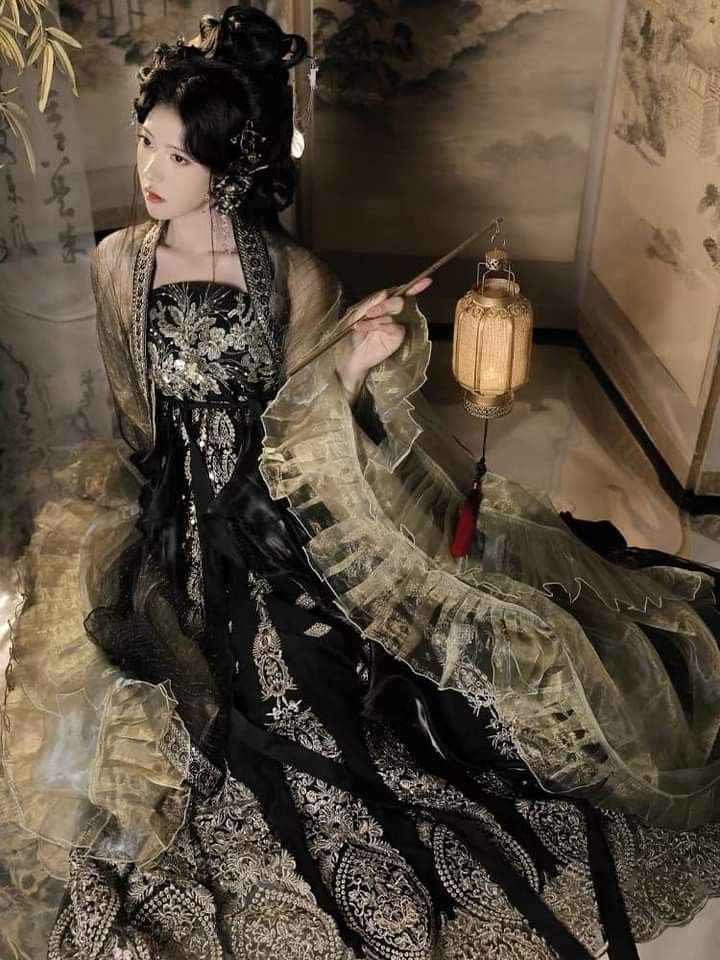 Redesigning Cheongsam for the Petite Figure:Revolutionizing the Traditional Dress for Modern Times Redesigning Cheongsam for the Petite Figure:Revolutionizing the Traditional Dress for Modern Times