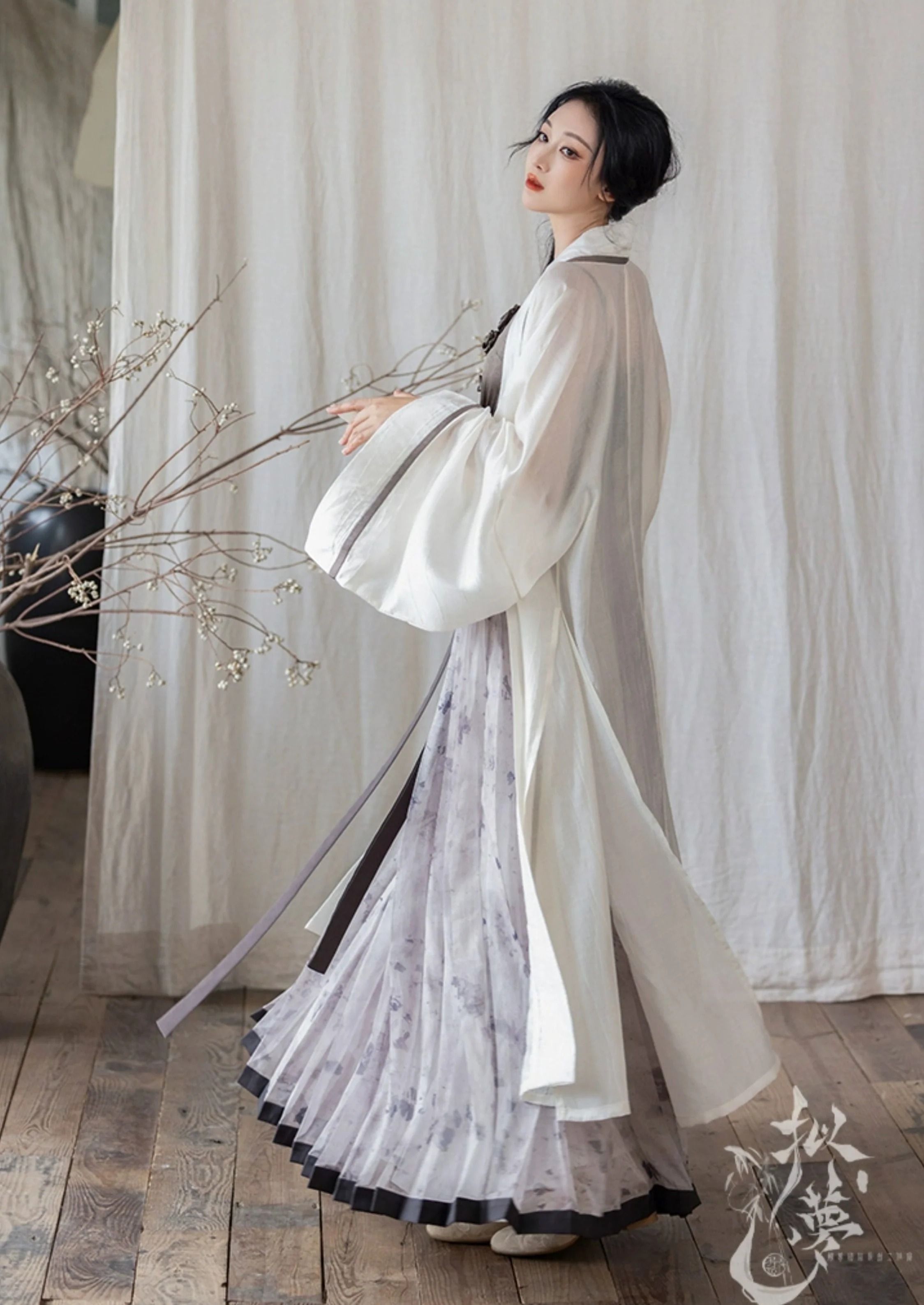 Exploring Zhao Lusi and Sang Qis Hanfu Fashion:A Closer Look into the Trending Hanfu Style Exploring Zhao Lusi and Sang Qis Hanfu Fashion:A Closer Look into the Trending Hanfu Style