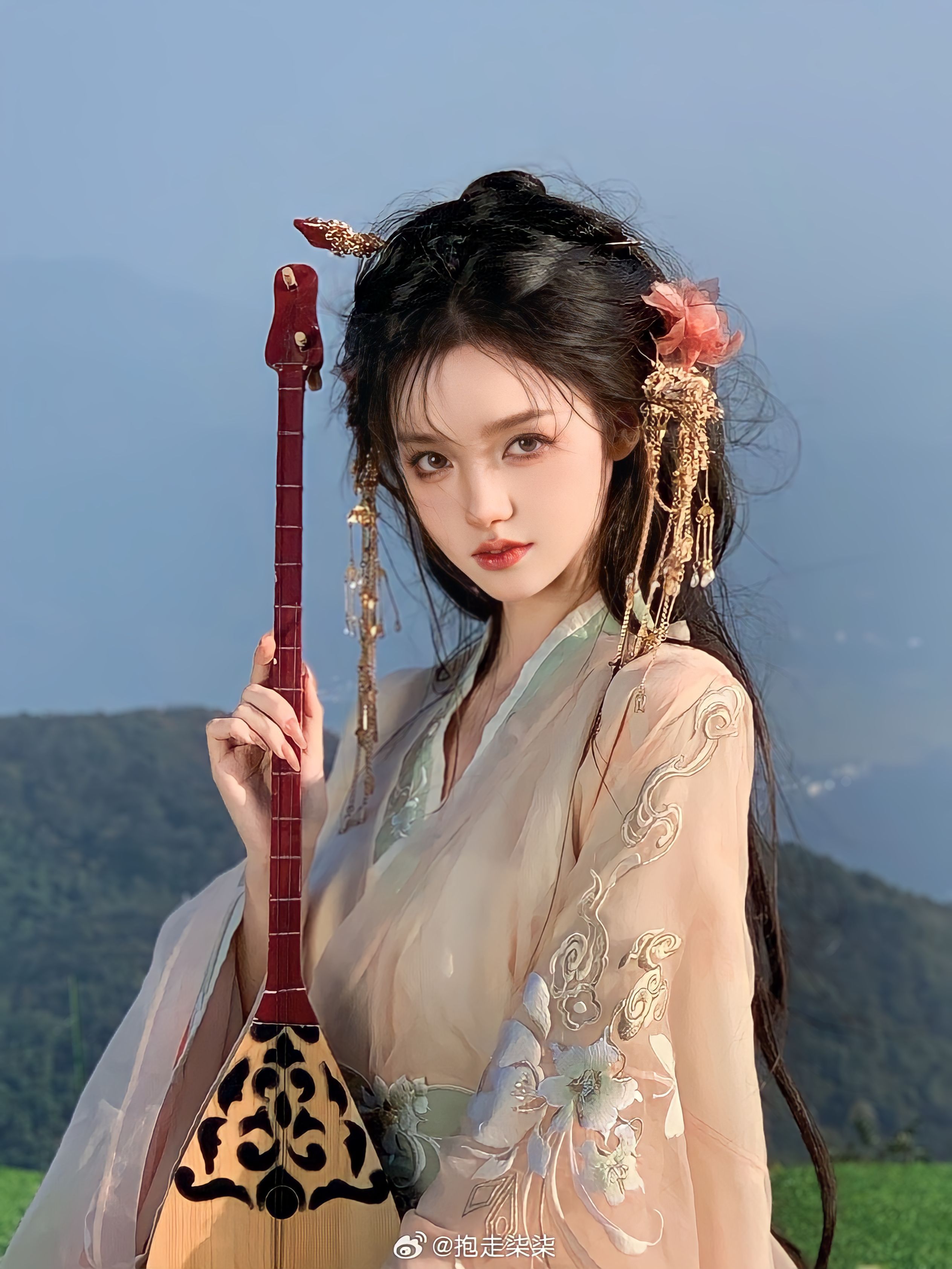 Peach Blossom Promises:The Ethereal Beauty of Hanfu in the Age of Cultural Revival Peach Blossom Promises:The Ethereal Beauty of Hanfu in the Age of Cultural Revival