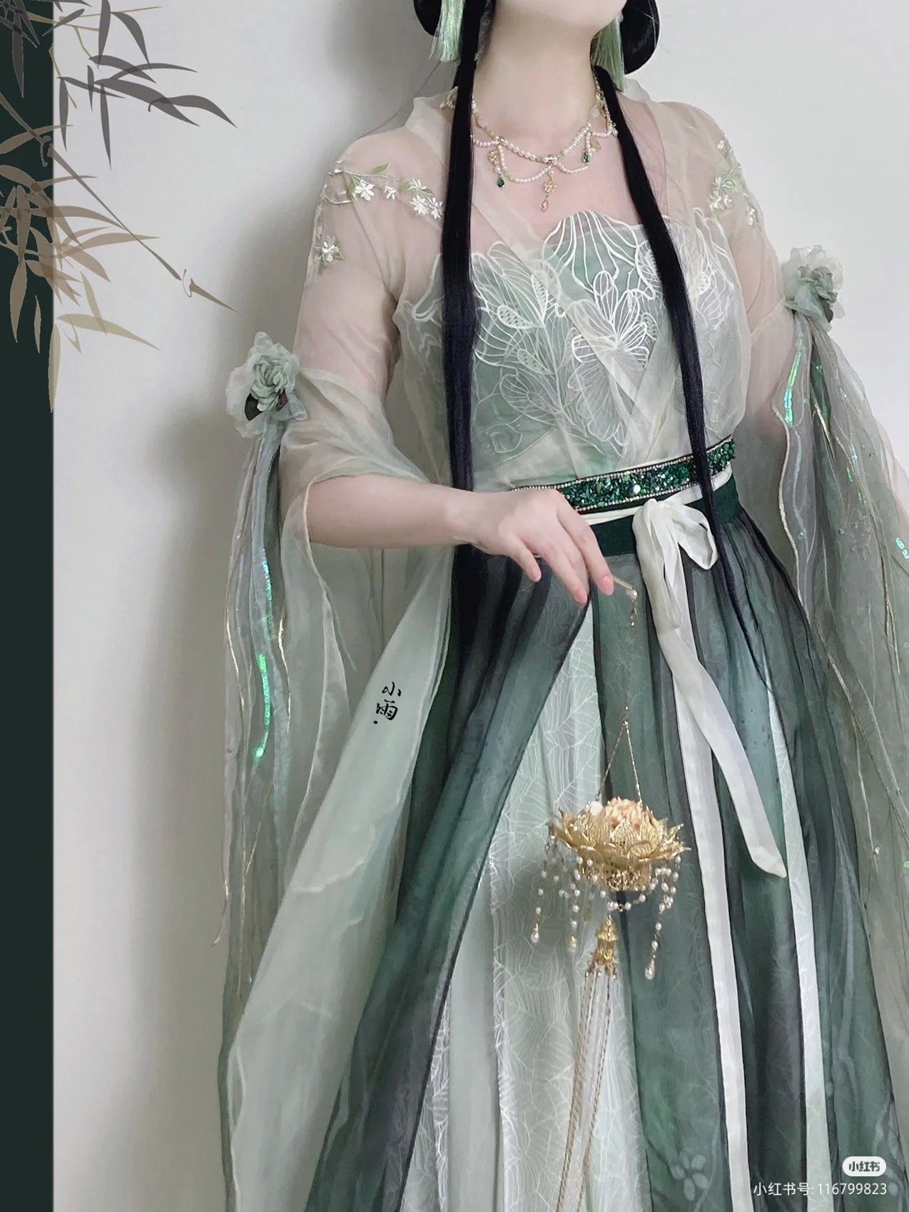 Embracing Modernity in Traditional Womens Cheongsam-Inspired Dress Embracing Modernity in Traditional Womens Cheongsam-Inspired Dress