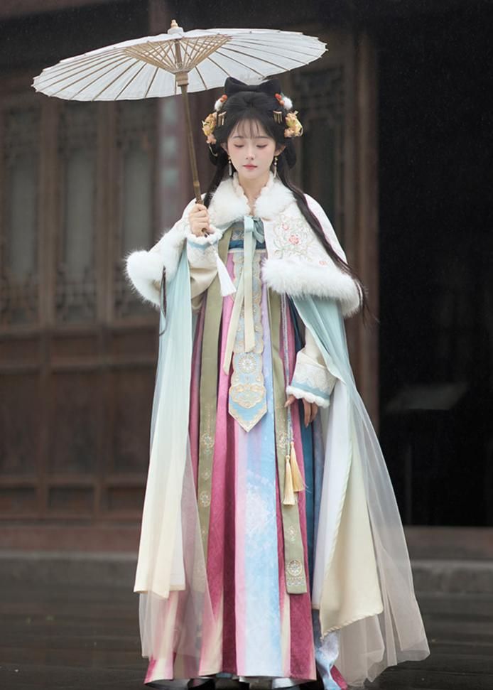 Golden Mask of Hanfu:A Glint of Splendor in Traditional Chinese Costume Golden Mask of Hanfu:A Glint of Splendor in Traditional Chinese Costume