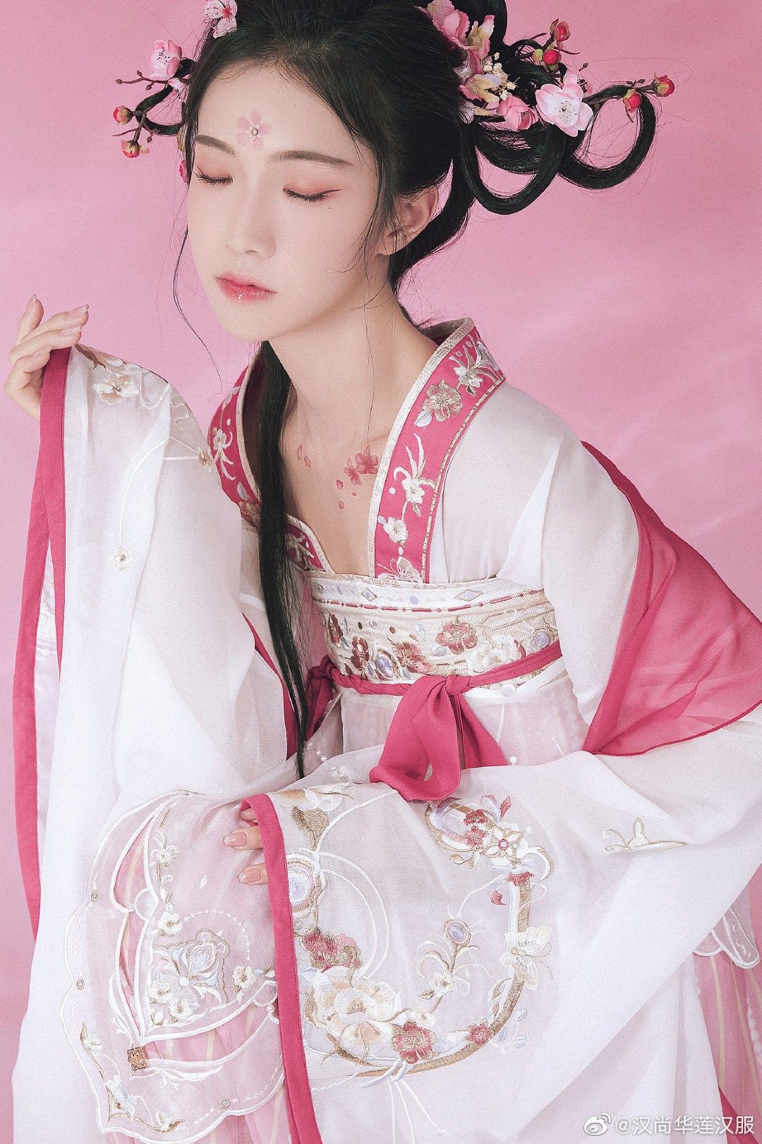 Exploring the Charm of Zhou Zishus Hanfu Fashion:A Cultural Journey Exploring the Charm of Zhou Zishus Hanfu Fashion:A Cultural Journey