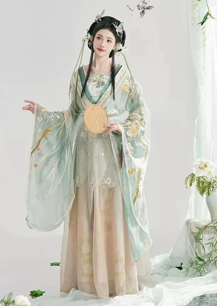The Charm of Hanfu Fashion:A Closer Look at the Waisted Style with Qiyao Inner Linings The Charm of Hanfu Fashion:A Closer Look at the Waisted Style with Qiyao Inner Linings