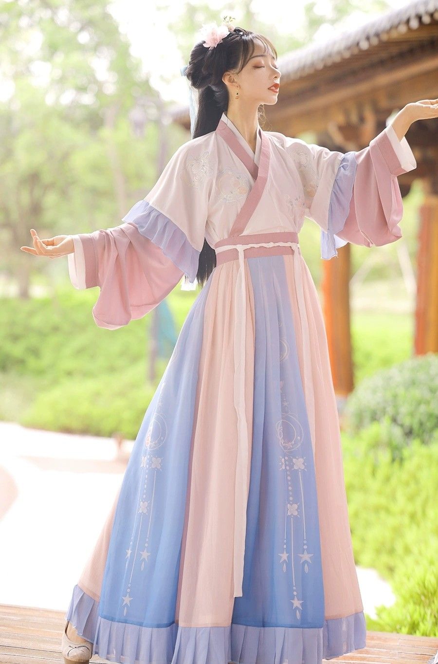 Sleeveless Satin Cheongsam:A Blend of Tradition and Modern Elegance Sleeveless Satin Cheongsam:A Blend of Tradition and Modern Elegance