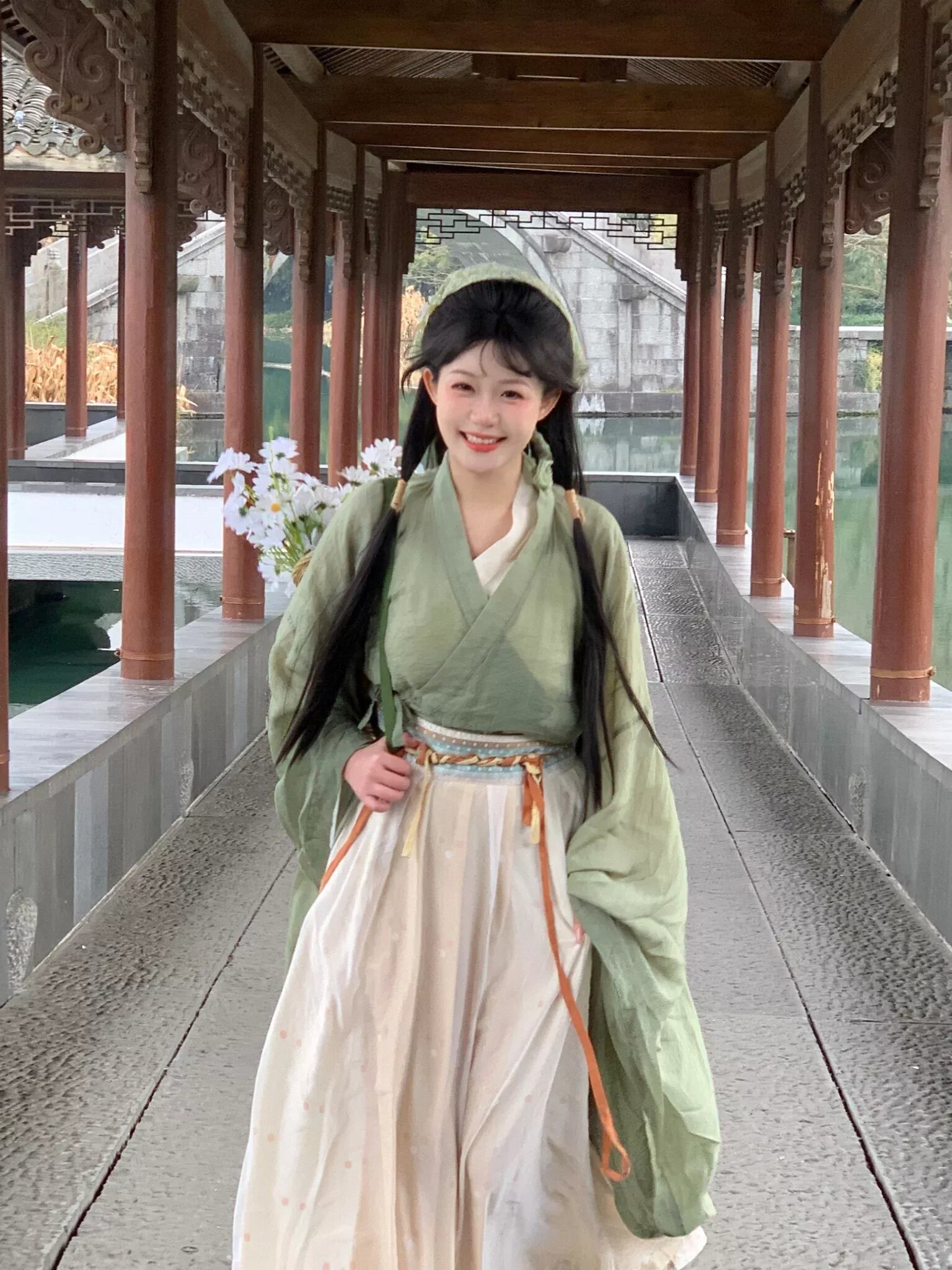 Summer Elegance in Mid-Length Cheongsam:A Fashionable Journey Summer Elegance in Mid-Length Cheongsam:A Fashionable Journey