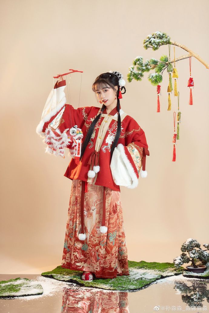 The Enigma of a Blue and White Porcelain-Inspired Tang Suit Woman The Enigma of a Blue and White Porcelain-Inspired Tang Suit Woman