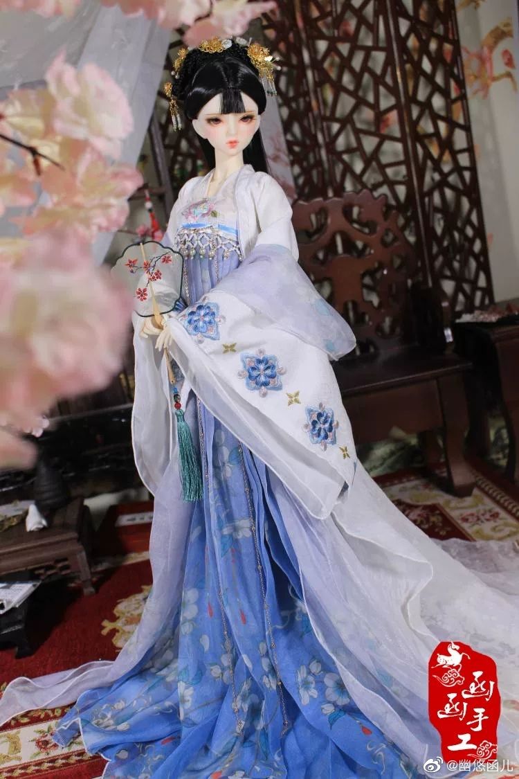Loose-Fit Horseface Skirt with a Top:A Fashionable Blend of Comfort and Tradition Loose-Fit Horseface Skirt with a Top:A Fashionable Blend of Comfort and Tradition