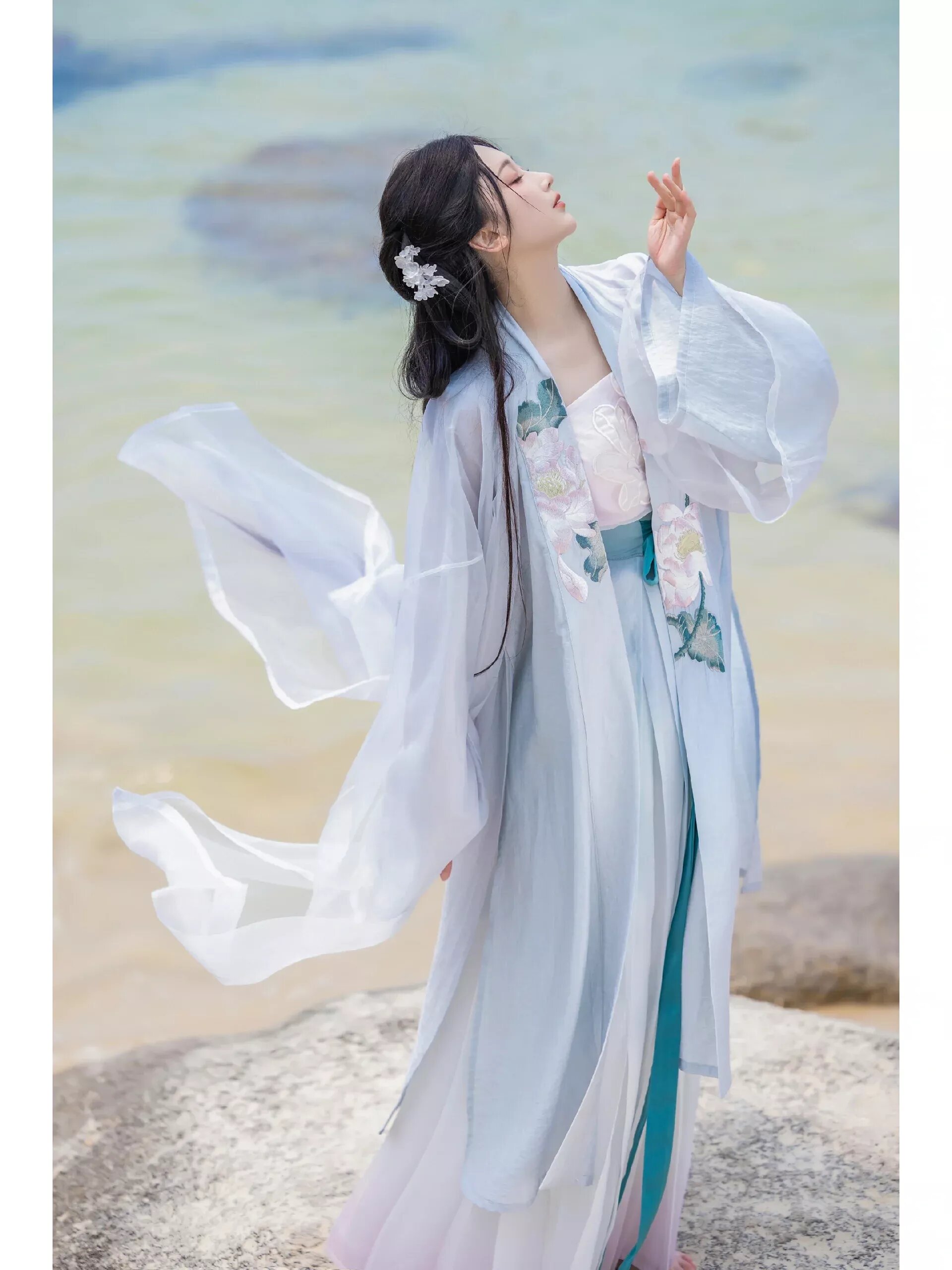 Embracing Modernity in a Low-Cut Cheongsam:A Stylish and Body-Hugging Revolution Embracing Modernity in a Low-Cut Cheongsam:A Stylish and Body-Hugging Revolution